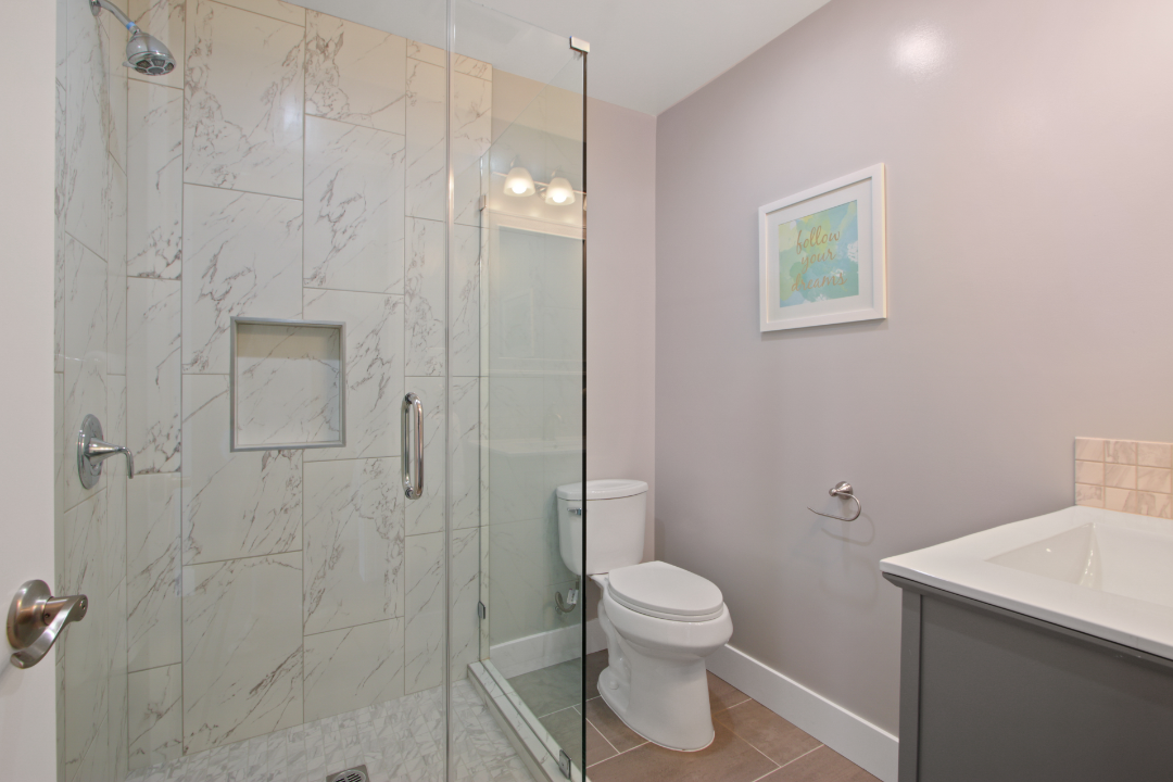 16 Main House Bathroom